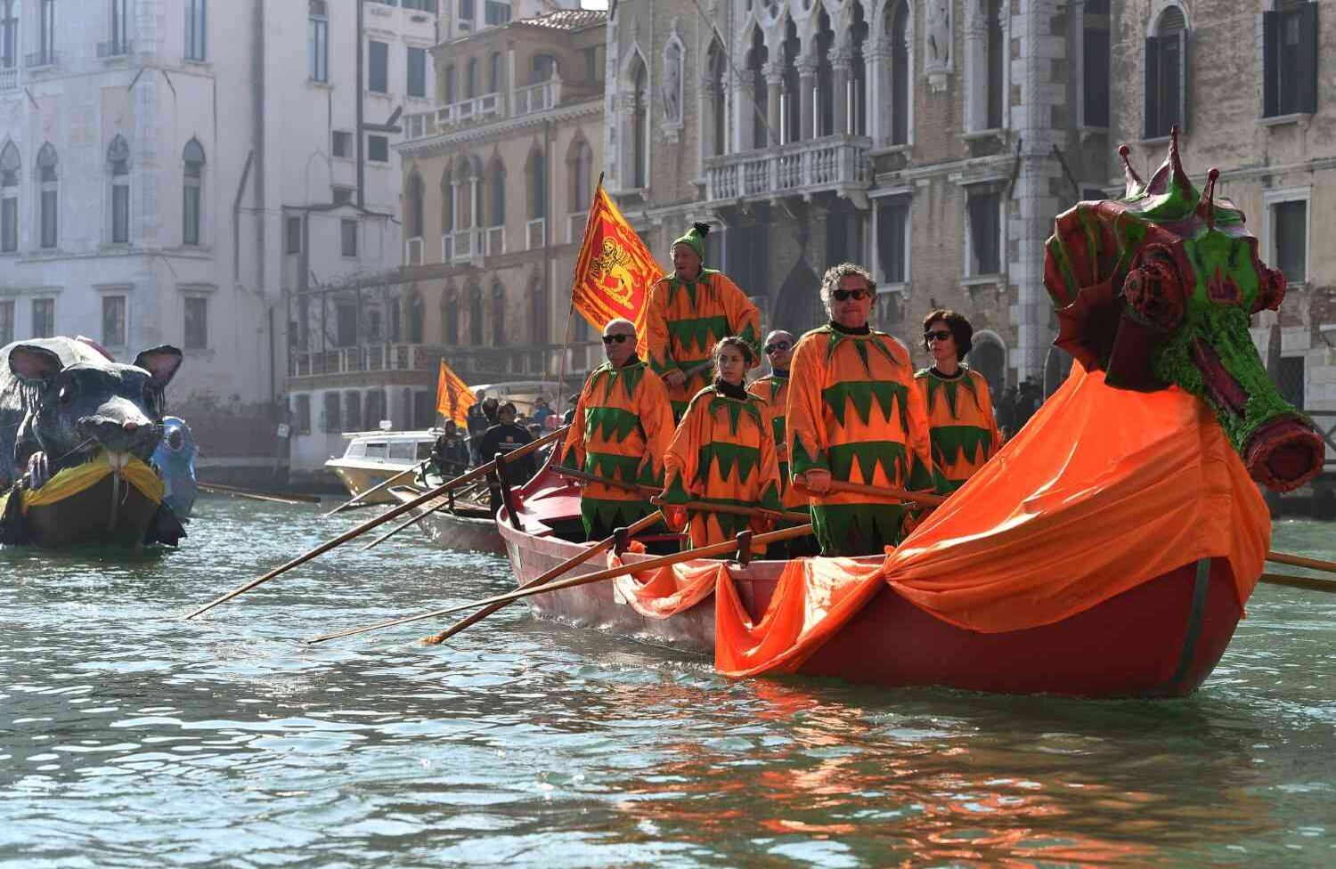 Las góndolas son el medio de transporte típico de Venecia y durante la regata inaugural del Carnaval se decoran para un paseo por el Gran Canal. FOTO: Vincenzo PINTO / AFP