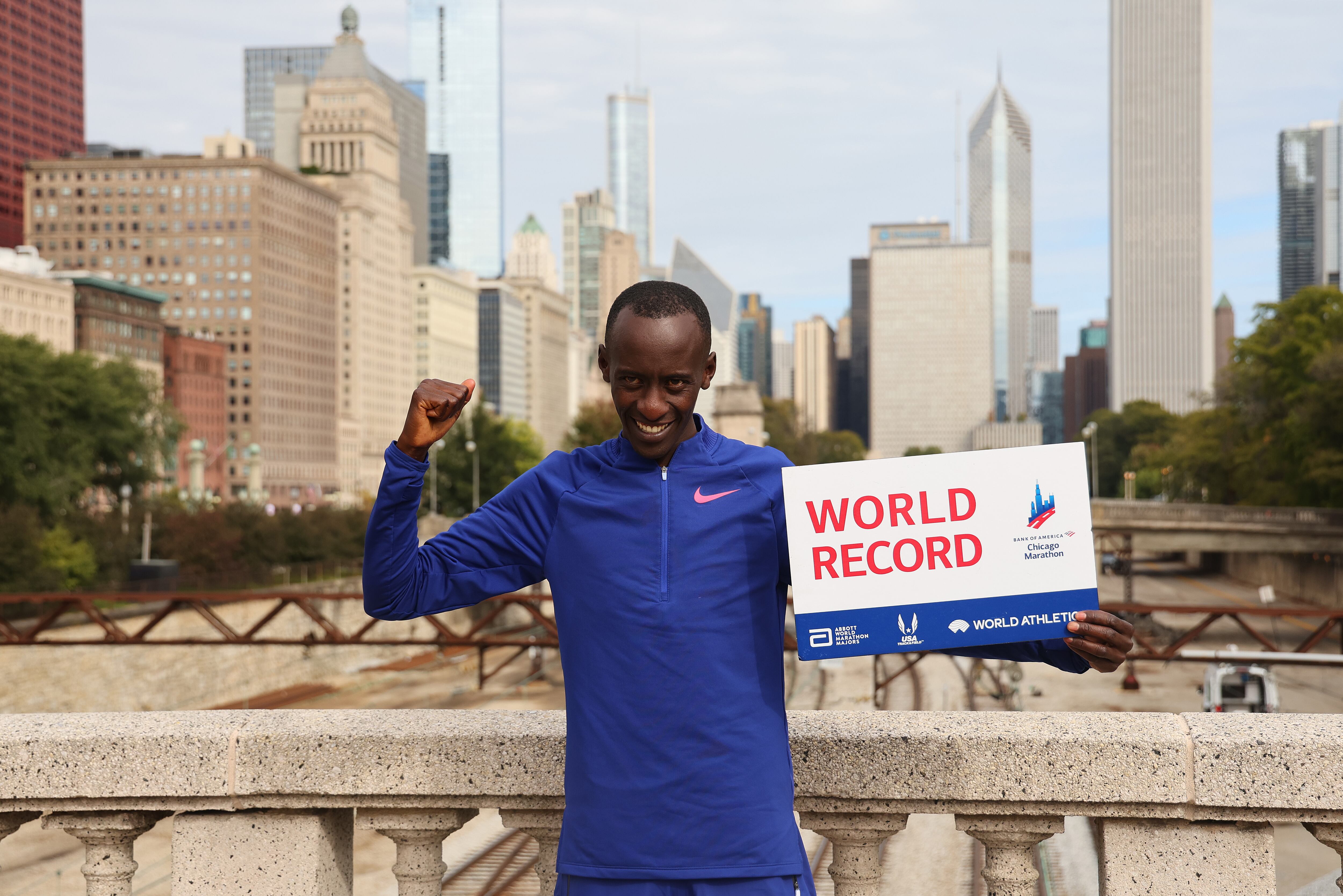 Kiptum, de Kenia, posa para un retrato tras establecer el récord mundial de maratón en 2:00.35 durante el Maratón de Chicago 2023.