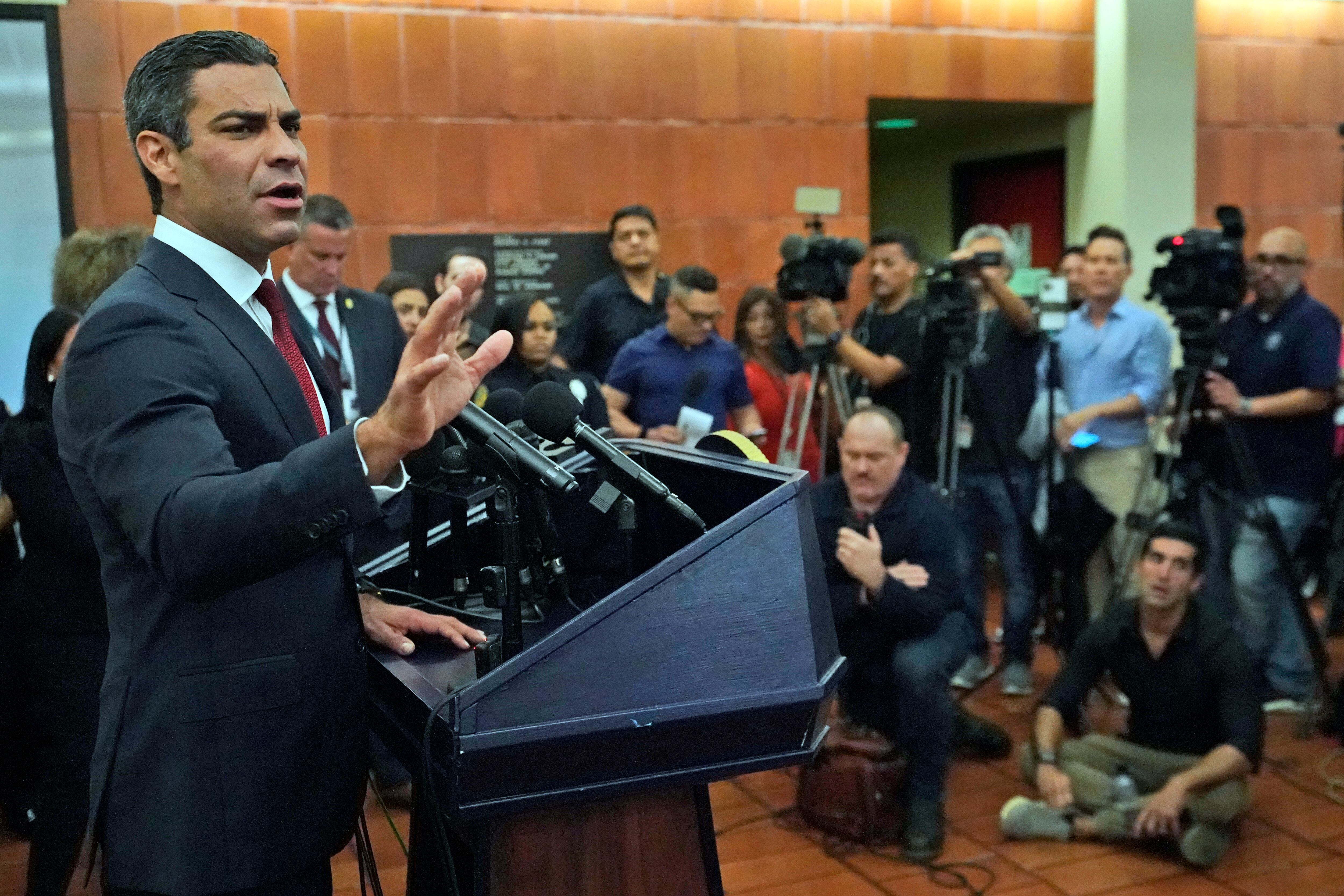El alcalde de Miami, Francis Suárez, habla durante una conferencia de prensa sobre la seguridad prevista para el expresidente Donald Trump, quien comparecerá ante un tribunal federal hoy en Miami.