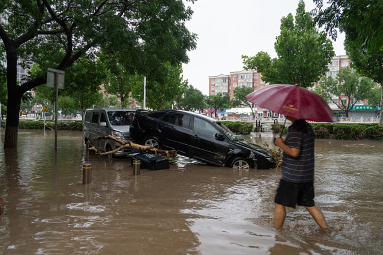 Varias zonas de Pekín quedaron bajo el agua tras el paso del tifón.