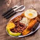 La bandeja paisa es uno de los platos colombianos más reconocidos y degustados.