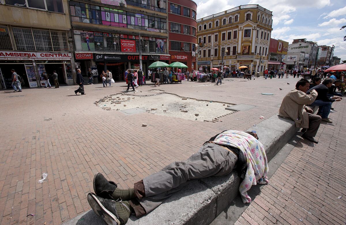 La plazoleta se ha convertido en lugar de descanso de los habitantes de la calle.