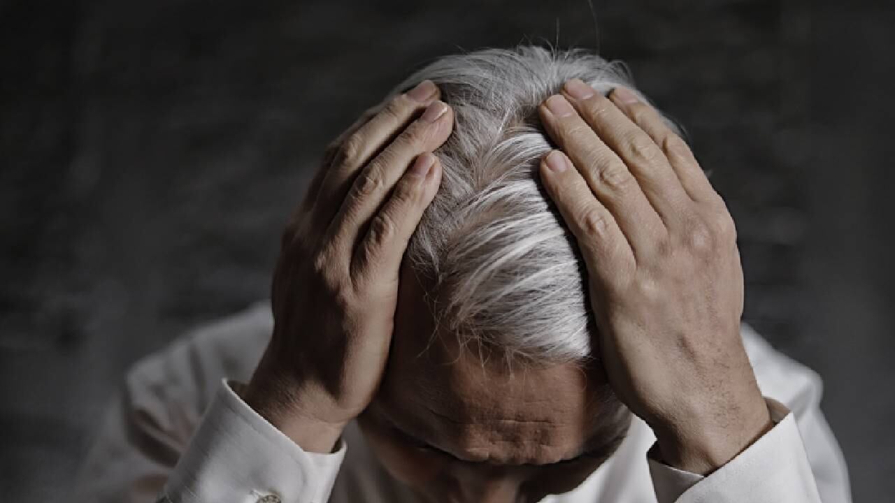 La aparición de las canas incomoda a muchas personas, pero con un buen tratamiento de coloración estas se pueden disimular. Foto GettyImages.