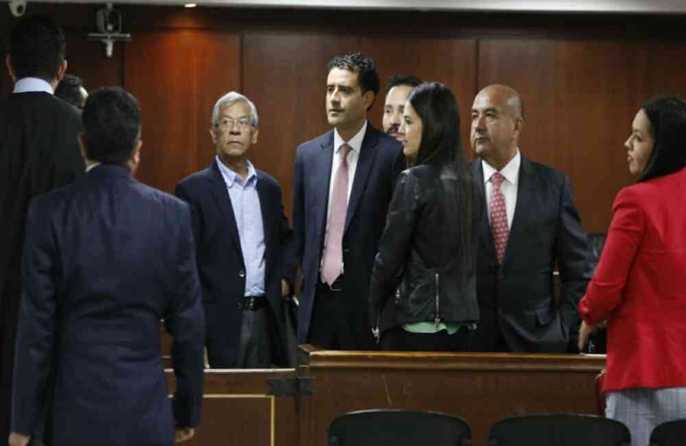 Los Hermanos Uribe Noguera estuvieron todo el tiempo acompañados de sus abogados y unos cuantos conocidos y familiares. Foto: Guillermo Torres/Semana
