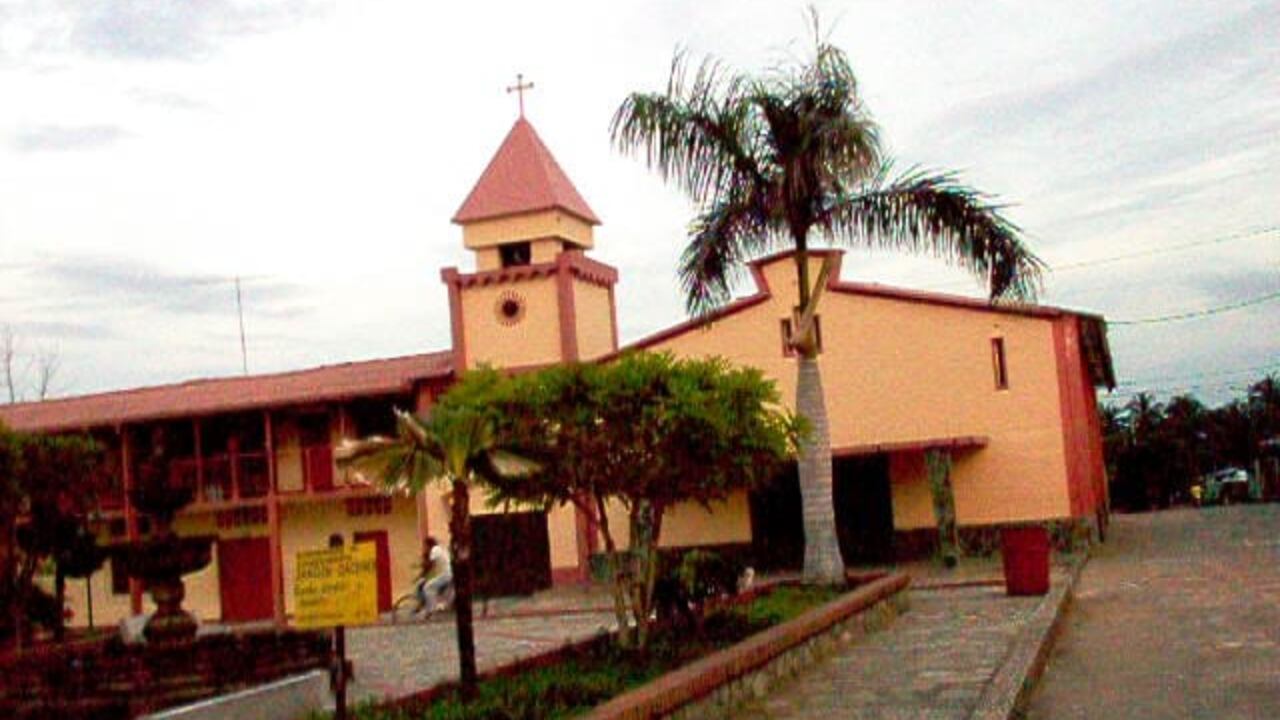 Parque principal del municipio de Cáceres, Antioquia. Imagen de referencia.