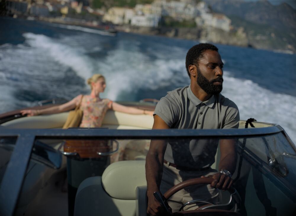 John David Washington, 'El protagonista' y Kat, interpretada por Elizabeth Debicki. LA cinta rodó en varios países, entre ellos Italia.