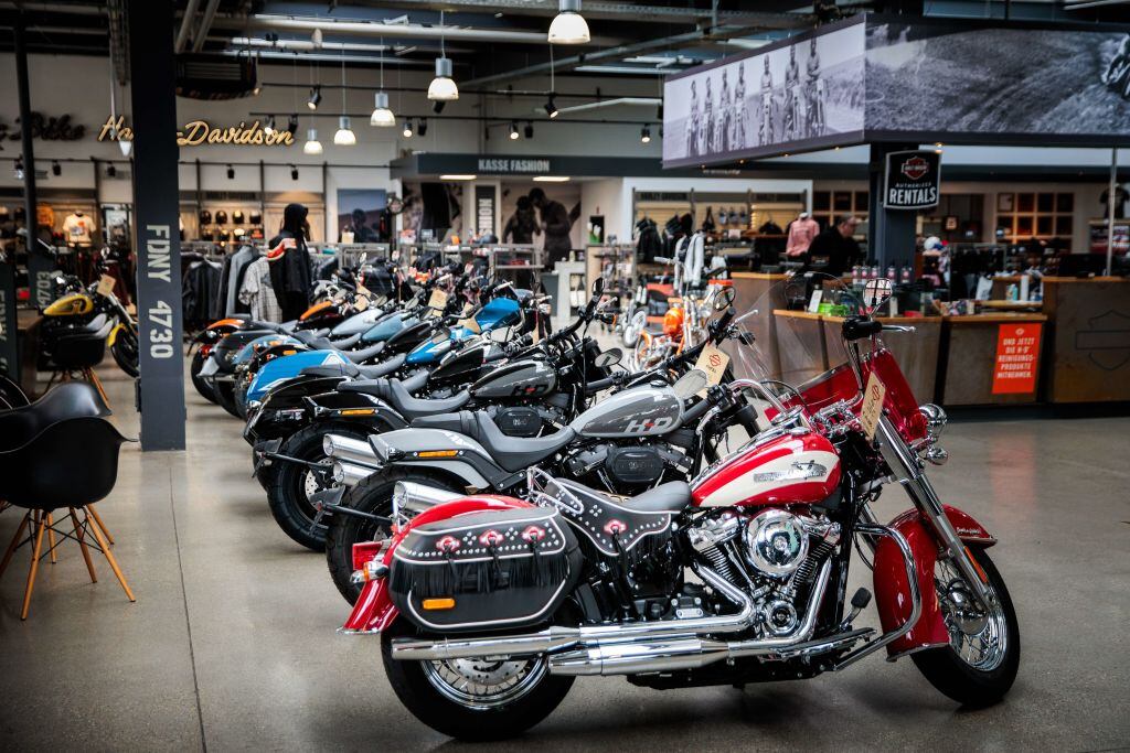 Varios modelos del fabricante estadounidense de motocicletas Harley Davidson se exhiben en la sala de exposición de la tienda Harley Davidson el 13 de marzo de 2025 en Berlín, Alemania. La Unión Europea está respondiendo a los aranceles estadounidenses impuestos por la administración del presidente Donald Trump al acero y el aluminio europeos con sus propios aranceles a productos estadounidenses, incluidos el bourbon, los jeans y las motocicletas. (Foto de Carsten Koall/Getty Images)
