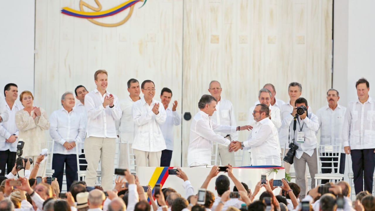 El 26 de septiembre de 2016, en cartagena, el entonces presidente JUAN MANUEL SANTOS y Rodrigo LOndoño, alias Timochenko, MÁXIMO COMANDANTE DE LAS FARC, FIRMARON EL ACUERDO DE PAZ