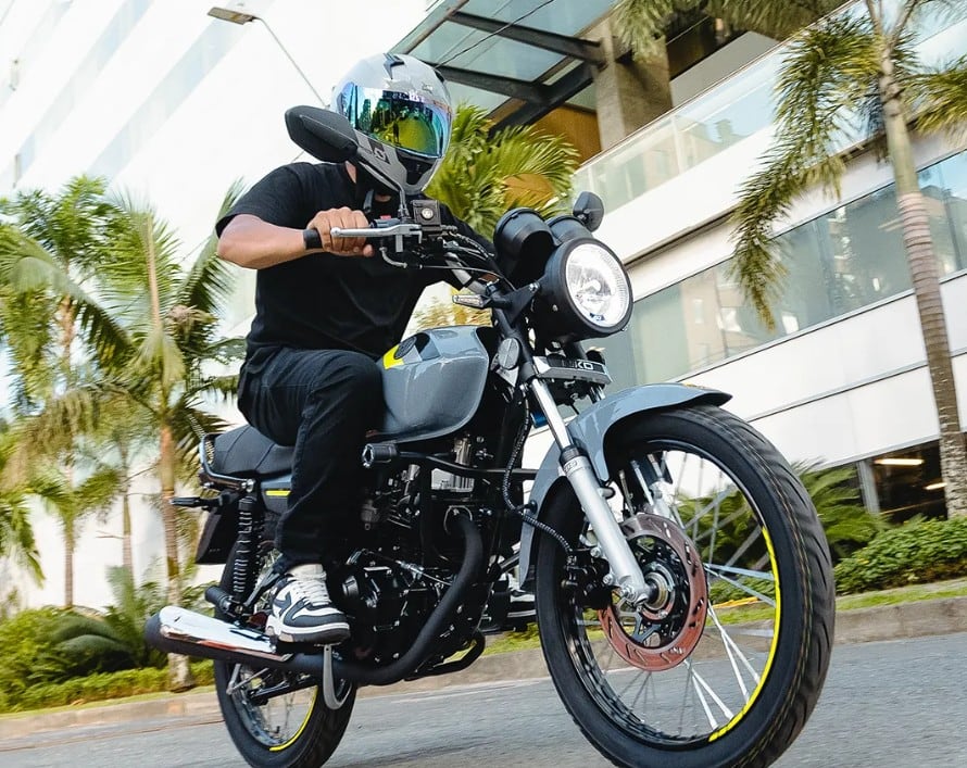 La AKT NKD 125 es una de las motos urbanas más populares entre conductores jóvenes.