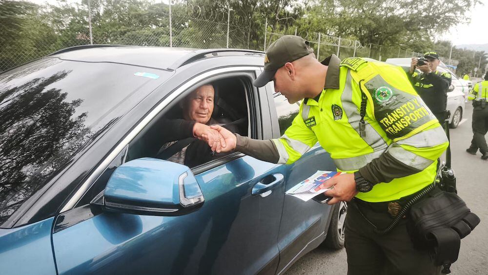 Agentes de la Secretaría de Movilidad son los encargados de regular el flujo vehicular en los puntos estratégicos de acceso a Cali.