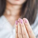 Expertos señalan que una persona puede llegar a perder entre 10 y 100 cabellos por día. Foto: Getty images.