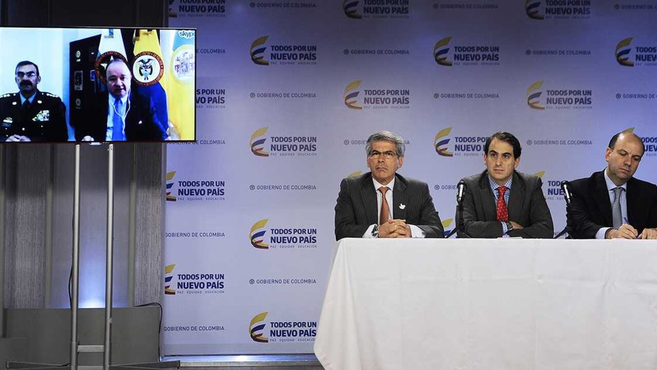 Los ministros de Defensa, Luis Carlos Villegas; Justicia, Yesid Reyes Alvarado; Minas, Tomás González y Ambiente, Gabriel Vallejo, anunciaron este viernes en la Casa de Nariño las bases de la guerra declarada contra la minería ilegal por el Presidente Juan Manuel Santos. El Gobierno presentará un proyecto de ley que establece medidas como la incautación de equipos y metales preciosos extraídos ilegalmente y asigna a la Policía la función de autoridad ambiental.