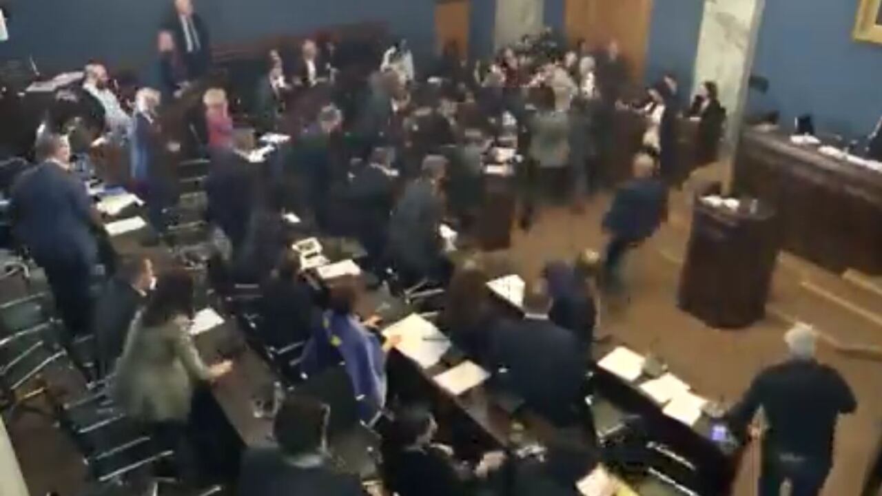 La pelea llevó a aplazar la sesión y terminarla inmediatamente
