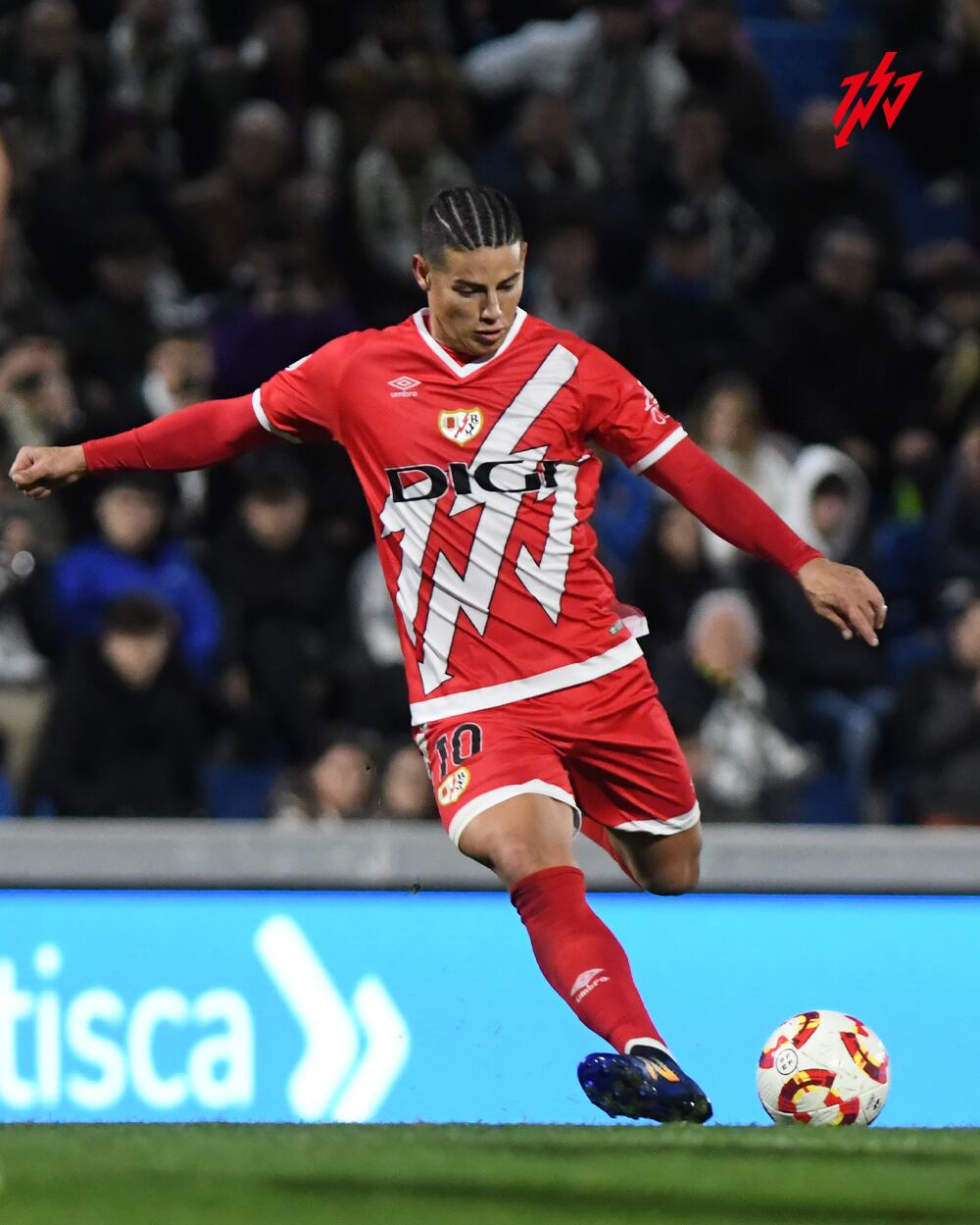 James Rodríguez ejecutando un tiro libre en Rayo Vallecano