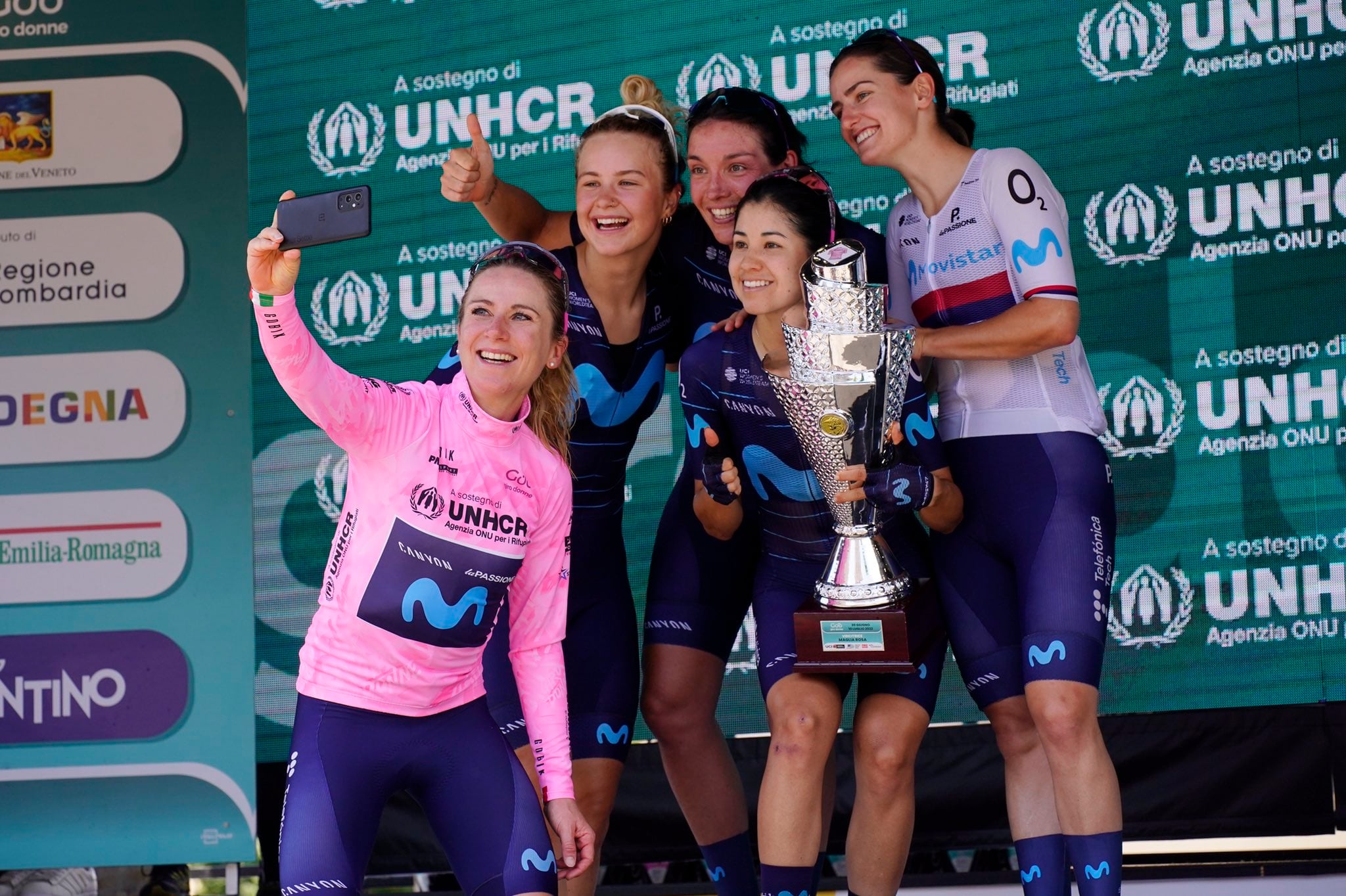 Annemiek van Vleuten le entregó el trofeo a Paula Patiño para la celebración.