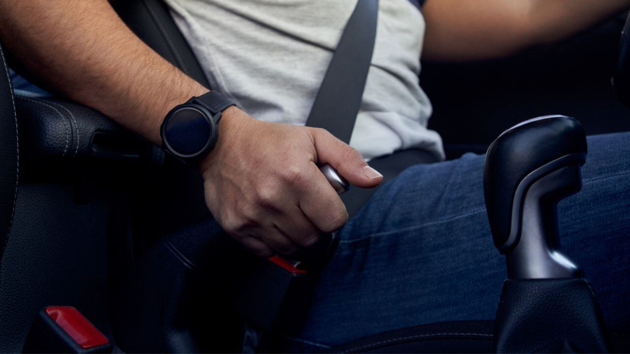 Este es el riesgo de no quitar el freno de mano al manejar