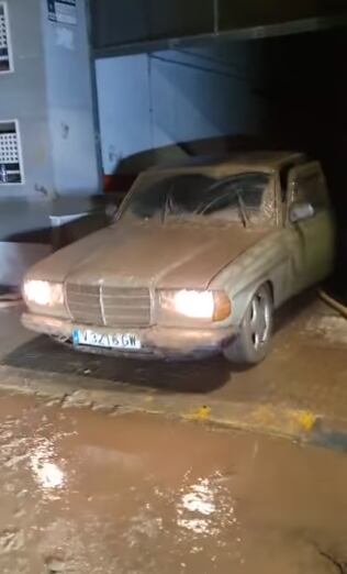 Este Mercedes-Benz w123 logró sobrevivir a la DANA que afectó a Valencia a finales de octubre.