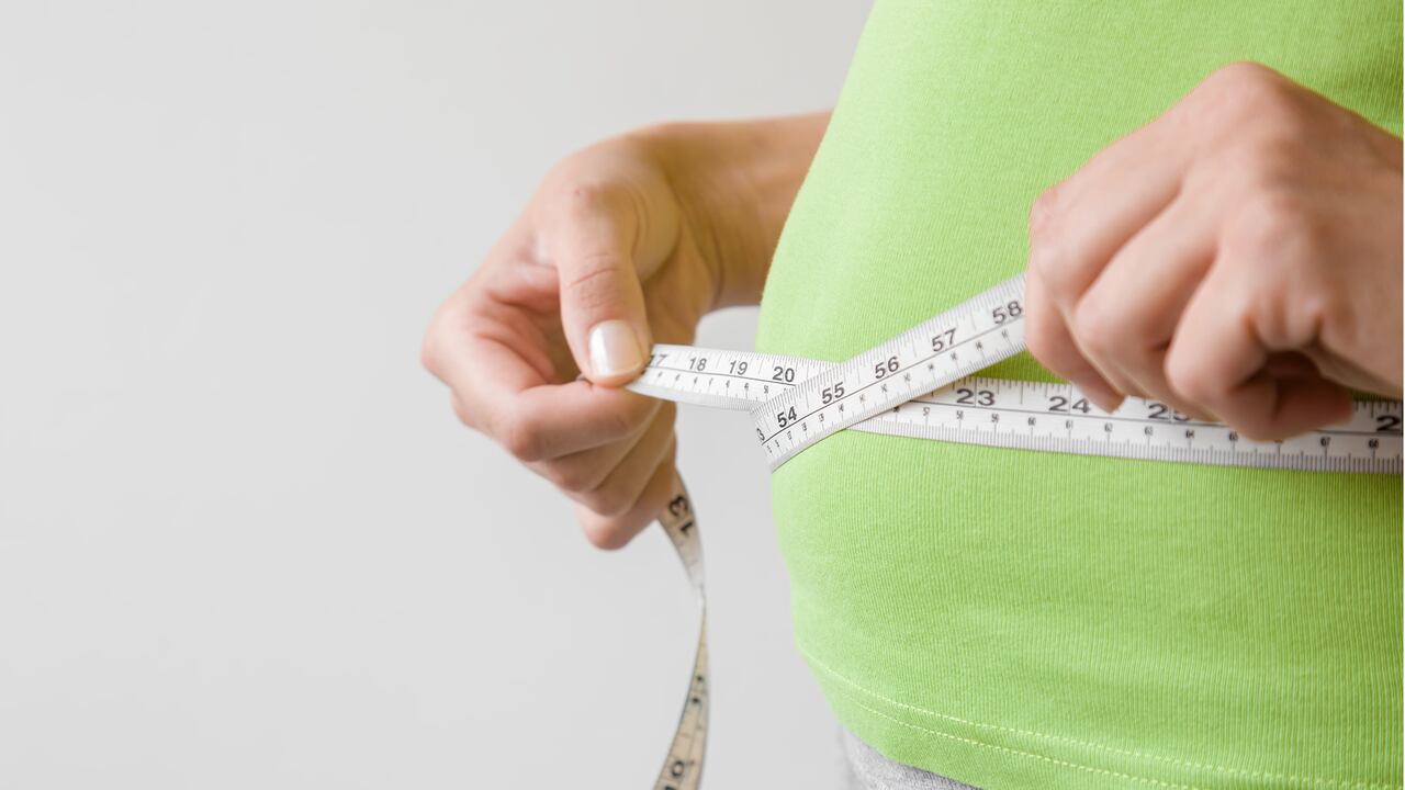 Para perder peso se debe tener un plan de alimentación saludable y una rutina físca.