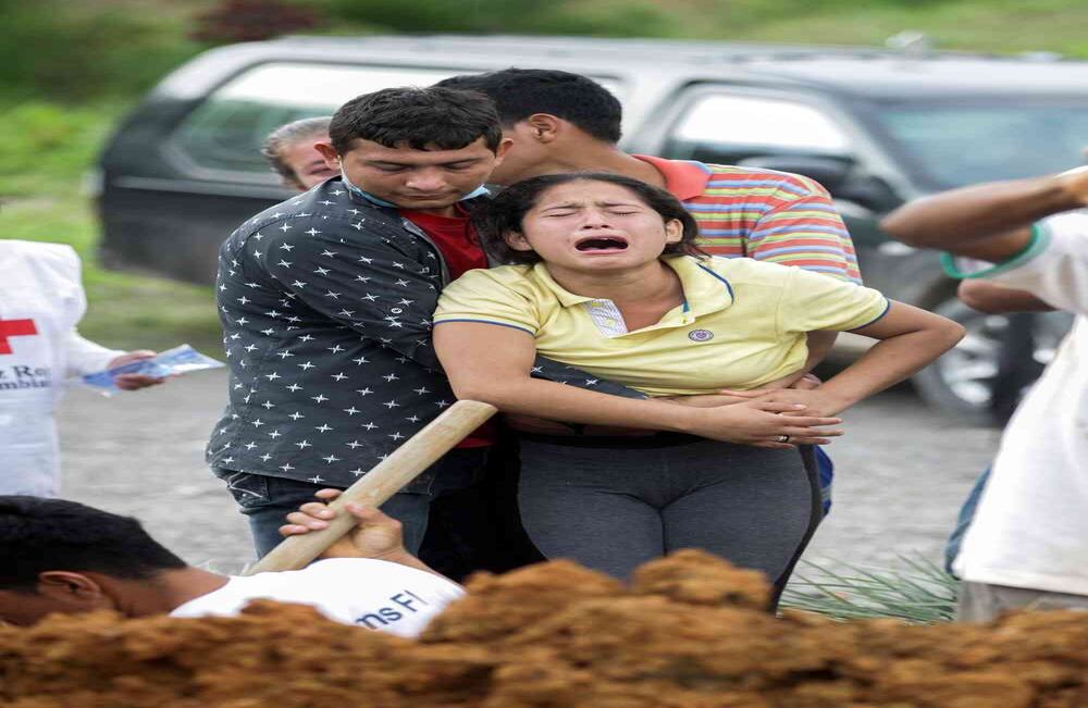 Una mujer llora desconsolado durante el entierro de una de las víctimas fatales de la avalancha que sacudió a Mocoa el pasado 31 de marzo. Foto: Carlos Julio Martínez / Enviado Especial de Semana