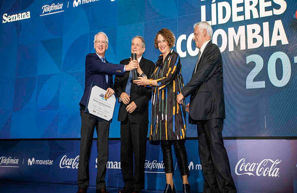 Álvaro Forero le entregó el reconocimiento a Juan José Echavarría, gerente del Banco de la República, y a Ángela Pérez  y Efraín Sánchez de la subgerencia cultural.