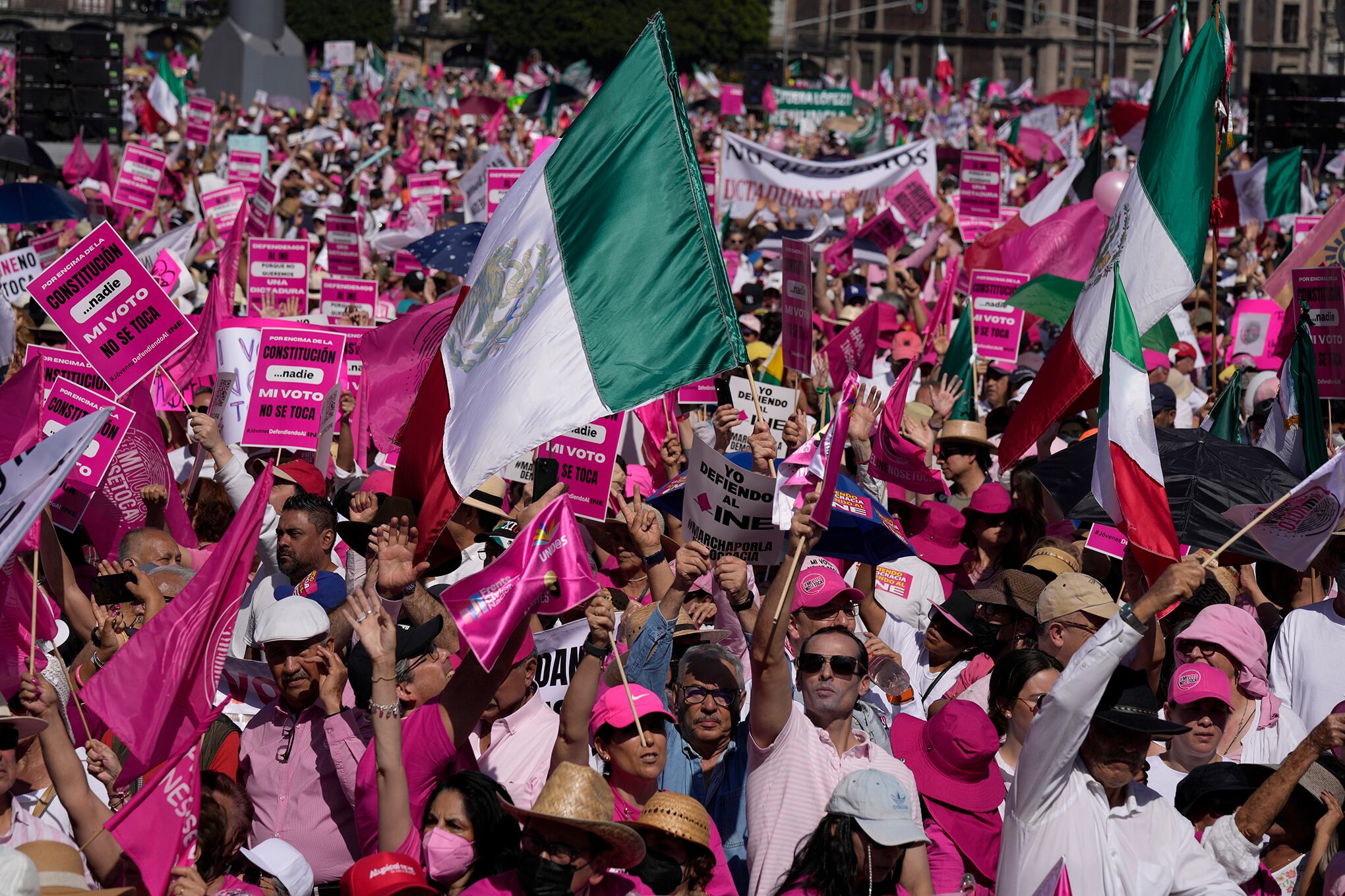 En imágenes : Miles de personas protestan en el Zócalo de la Ciudad de México