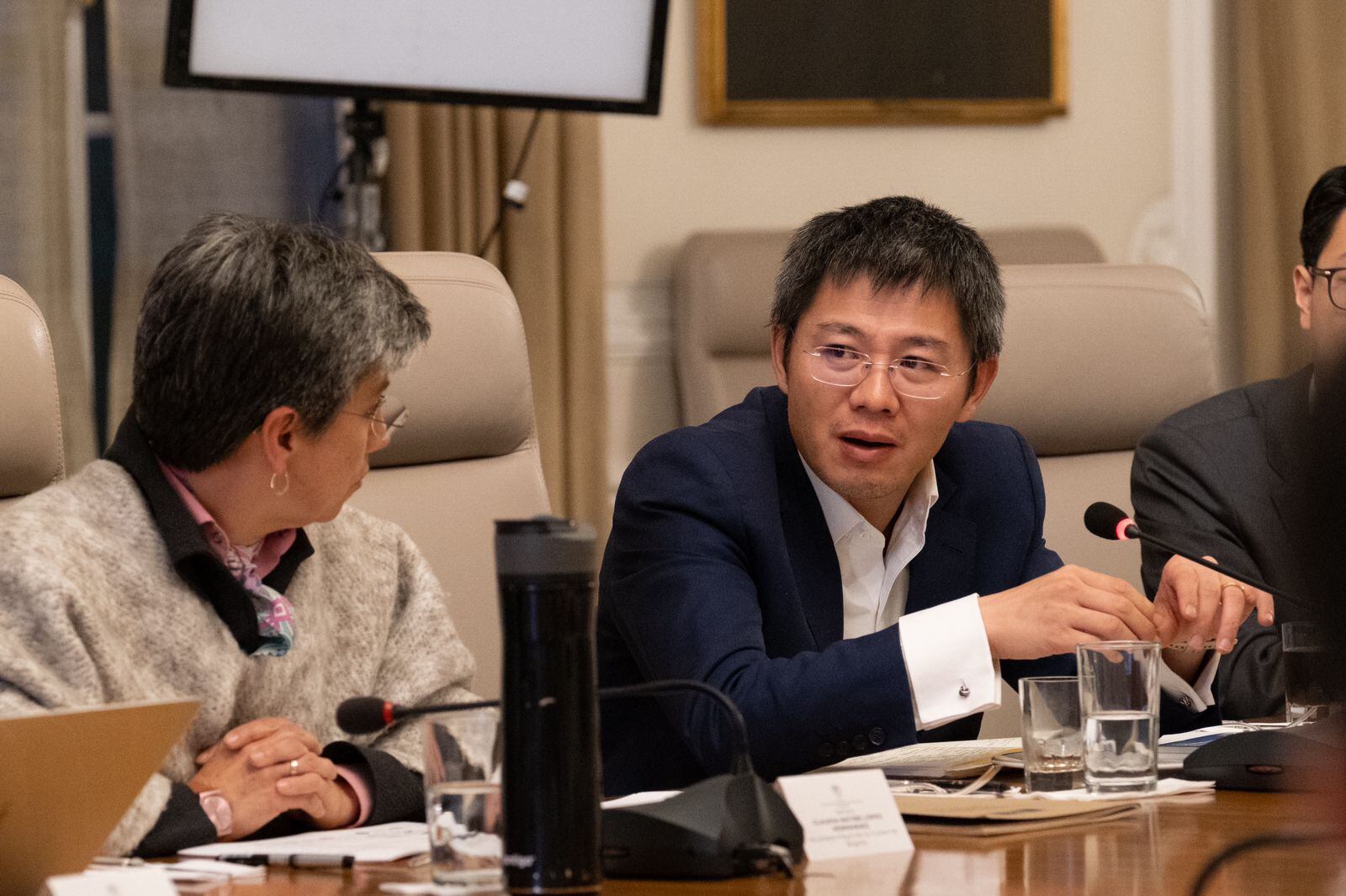 Alcaldesa Claudia López escuchando detenidamente la intervención de Wu Yu, presidente del consorcio Metro Línea 1.