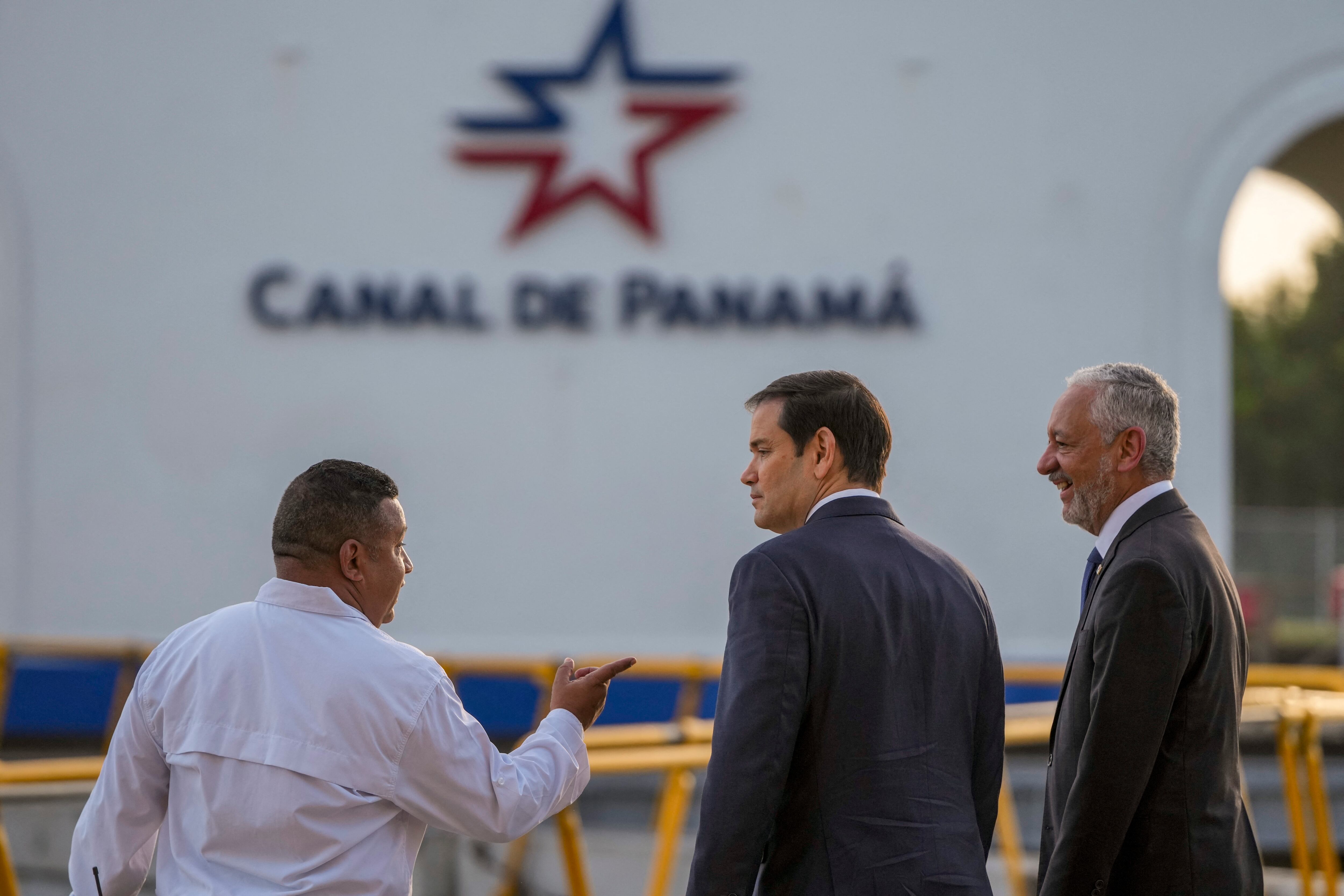 El Secretario de Estado de los Estados Unidos, Marco Rubio (C), conversa con el Administrador de la Autoridad del Canal de Panamá, Ricaurte Vásquez (R), durante un recorrido por las esclusas de Miraflores del Canal de Panamá en la Ciudad de Panamá el 2 de febrero de 2025.