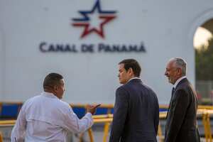 El Secretario de Estado de los Estados Unidos, Marco Rubio (C), conversa con el Administrador de la Autoridad del Canal de Panamá, Ricaurte Vásquez (R), durante un recorrido por las esclusas de Miraflores del Canal de Panamá en la Ciudad de Panamá el 2 de febrero de 2025.