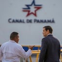 El Secretario de Estado de los Estados Unidos, Marco Rubio (C), conversa con el Administrador de la Autoridad del Canal de Panamá, Ricaurte Vásquez (R), durante un recorrido por las esclusas de Miraflores del Canal de Panamá en la Ciudad de Panamá el 2 de febrero de 2025.