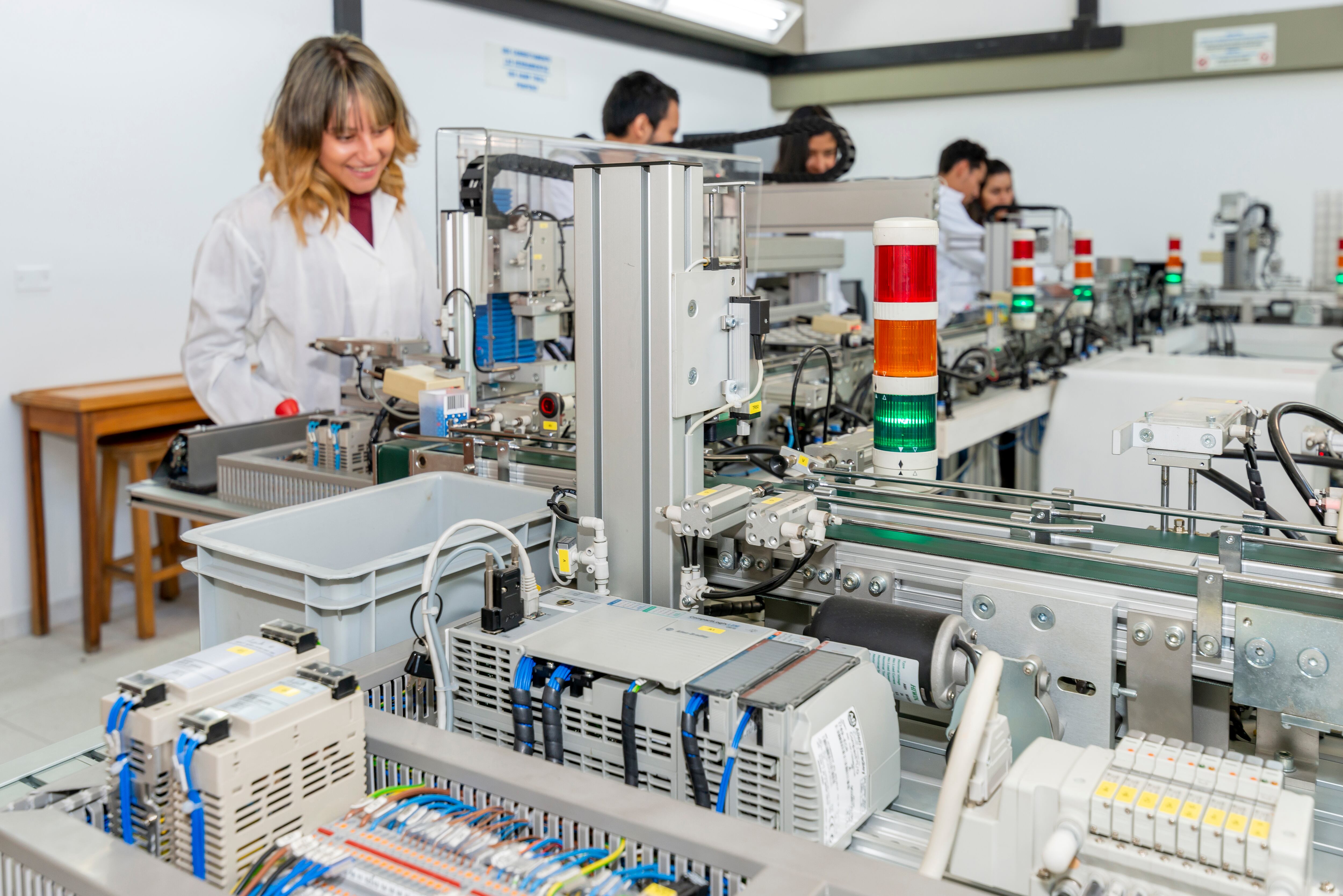 Para la Universidad Libre, la formación especializada debe consolidar una base de profesionales con competencias avanzadas en el campo de la ingeniería y con habilidades para las industrias 4.0.