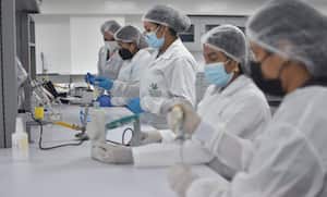 Personal especializado del CICV en el laboratorio multipropósito.