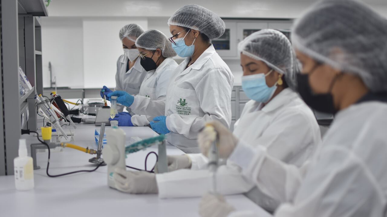 Personal especializado del CICV en el laboratorio multipropósito.