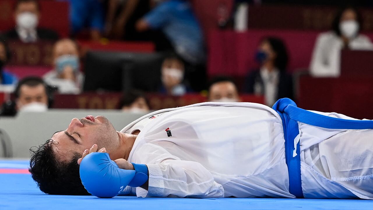 Sajad Ganjzadeh de Irán yace inmóvil después de una lesión en la final de kumite + 75 kg masculino contra Tareg Hamedi de Arabia Saudita en la competencia de karate durante los Juegos Olímpicos de Tokio 2020 en el Nippon Budokan en Tokio el 7 de agosto de 2021 (Foto de Alexander NEMENOV / AFP).