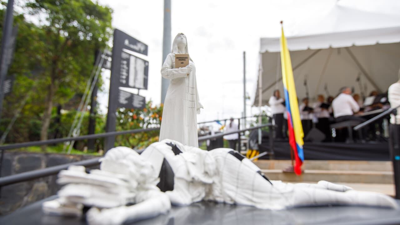 "Vacío presente", escultura entregada en Medellín en conmemoración de los 40 años de la toma del Palacio de Justicia.