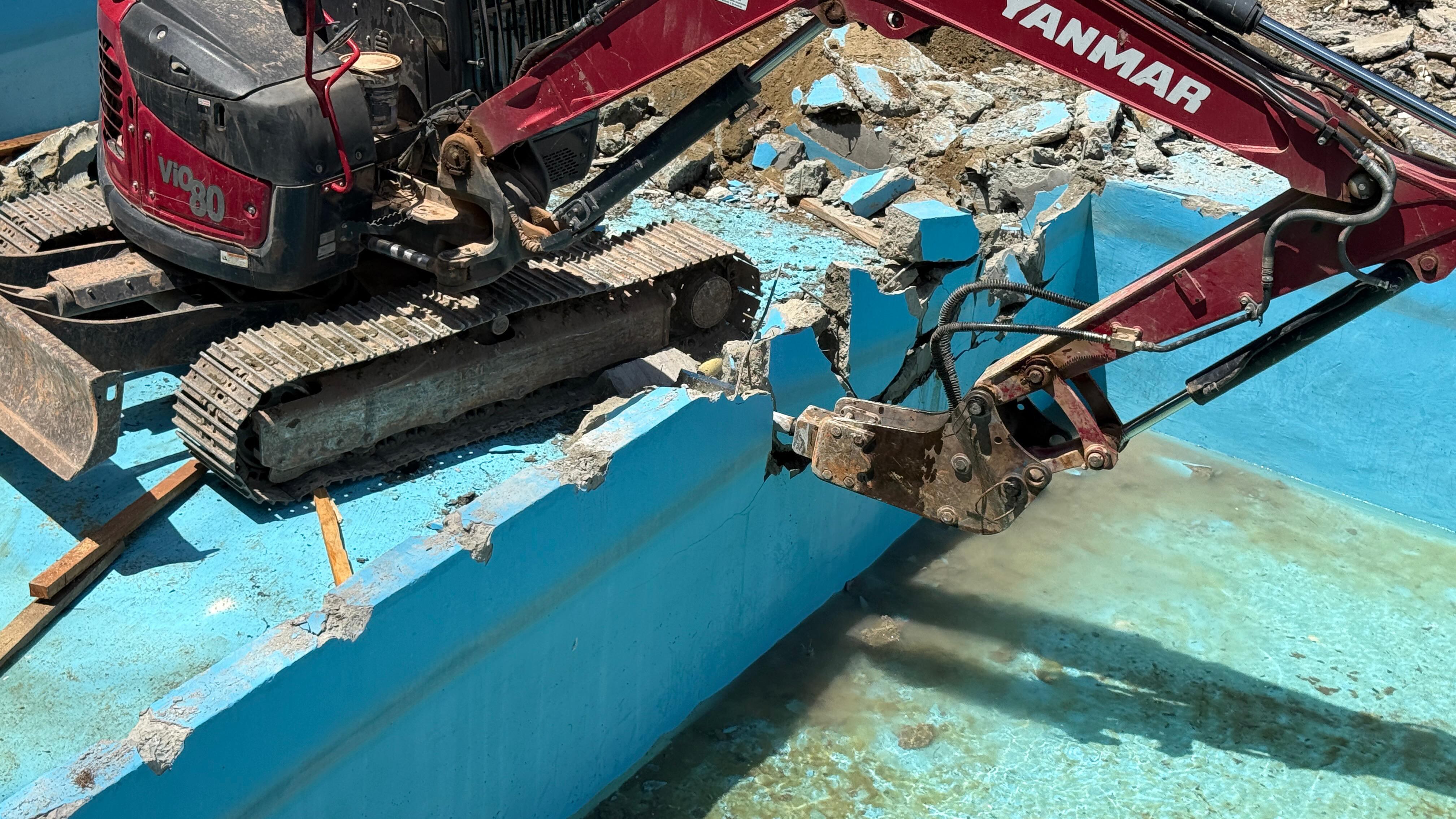 Piscinas ilegales intervenidas y demolidas en Medellín