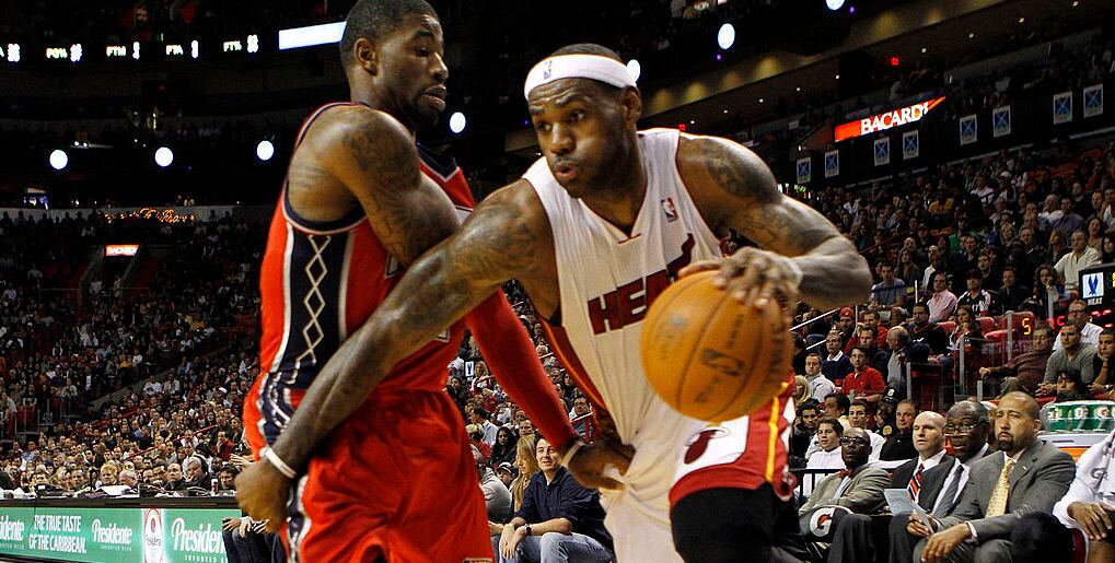 Terrence Williams enfrentando a LeBron James.