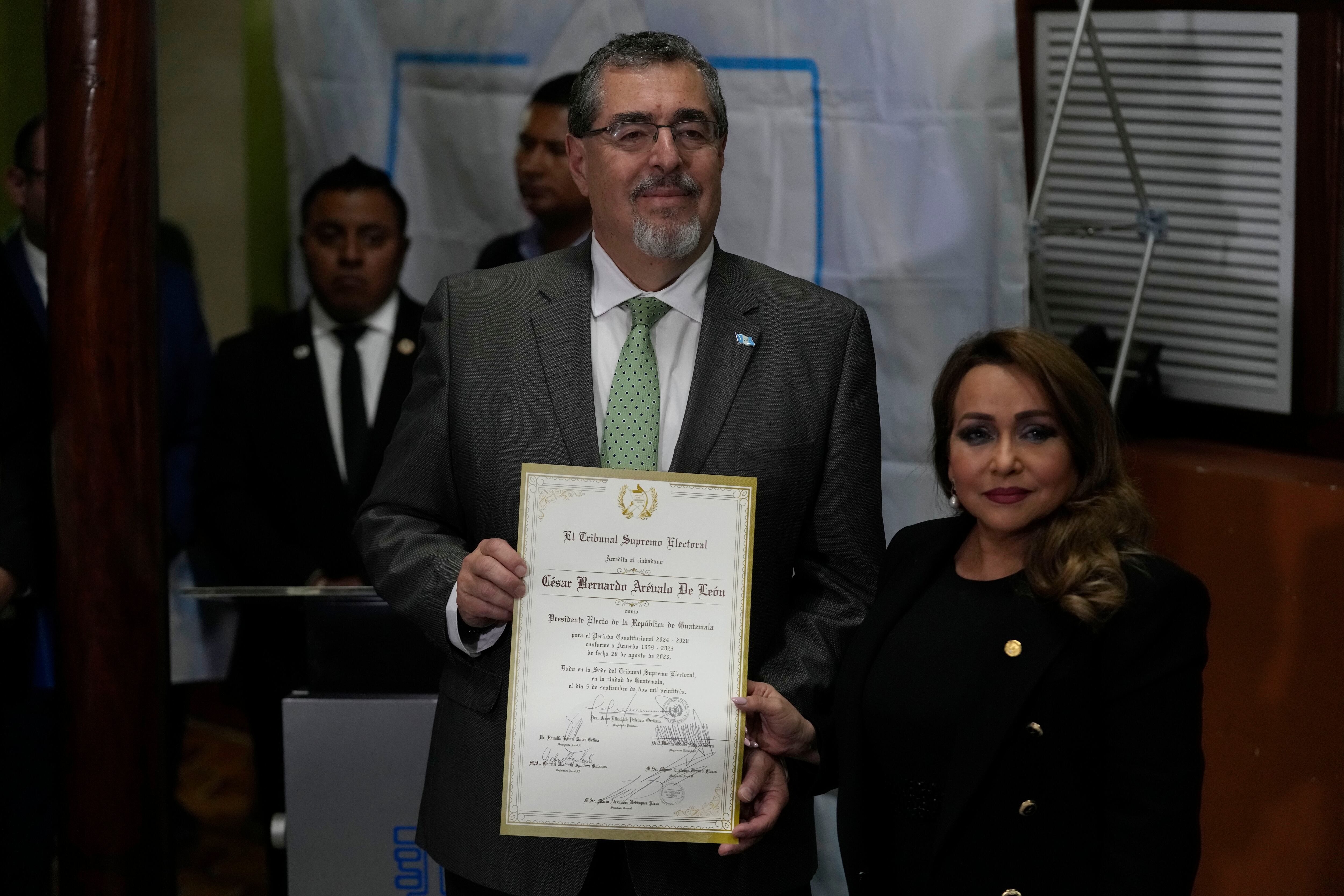 El presidente electo, Bernardo Arévalo, posa junto a la presidenta del Tribunal Supremo Electoral, Irma Palencia, después de que el TSE le entregara su credencial como ganador de las elecciones presidenciales en Ciudad de Guatemala, el martes 5 de septiembre  de 2023. (AP Foto/Moisés Castillo)