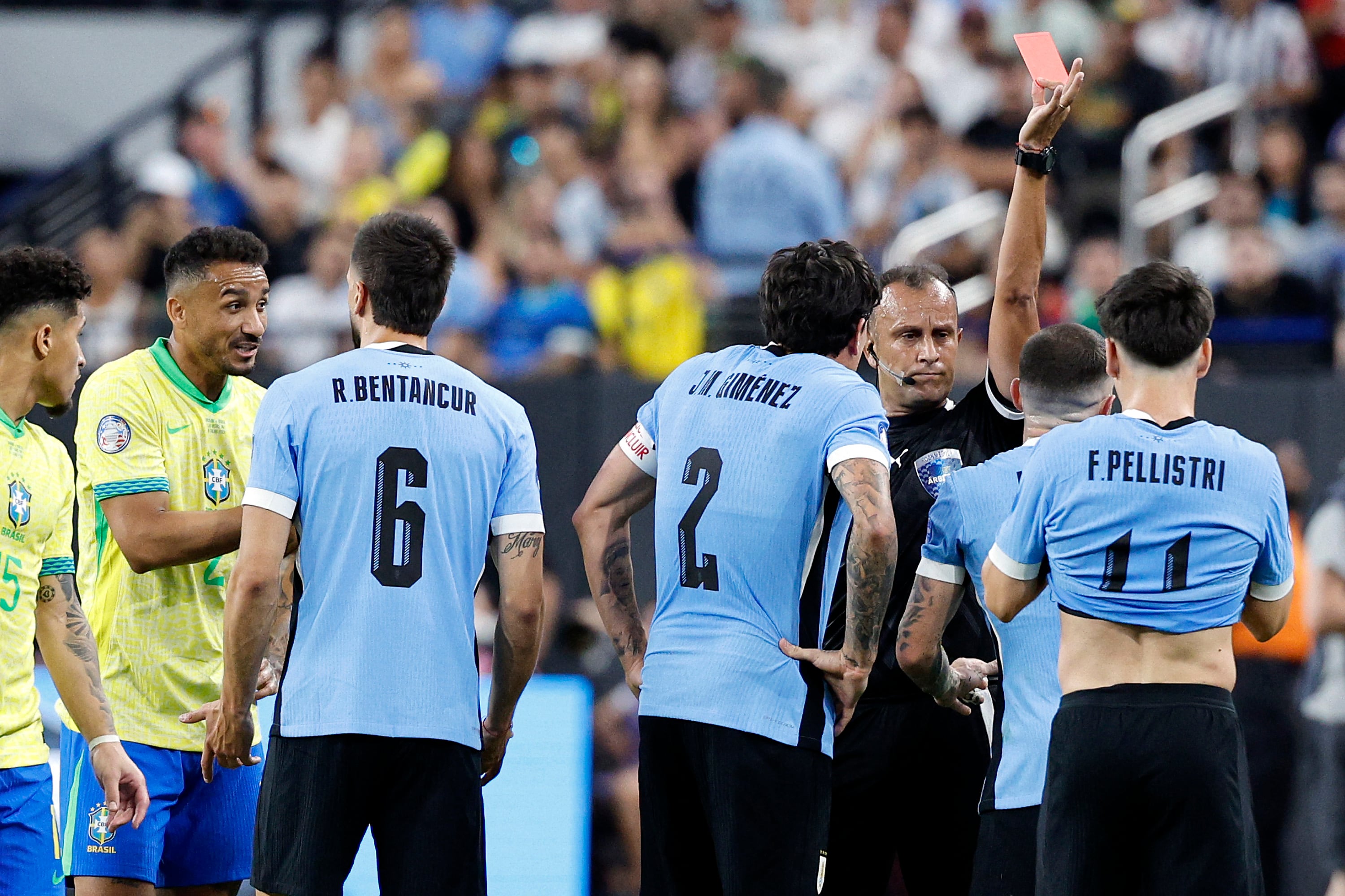 LAS VEGAS, NEVADA - JULY 06: Referee Dario Herrera shows a red card to Nahitan Nandez of Uruguay after VAR review during the CONMEBOL Copa America 2024 quarter-final match between Uruguay and Brazil at Allegiant Stadium on July 06, 2024 in Las Vegas, Nevada.   Kevork Djansezian/Getty Images/AFP (Photo by KEVORK DJANSEZIAN / GETTY IMAGES NORTH AMERICA / Getty Images via AFP)