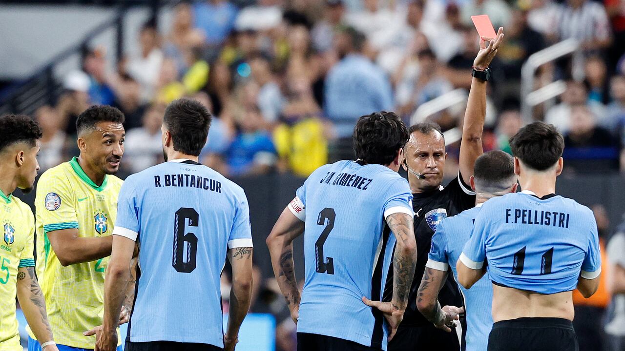 Darío Herrera expulsando a Nahitán Nández por una falta sobre Rodrygo