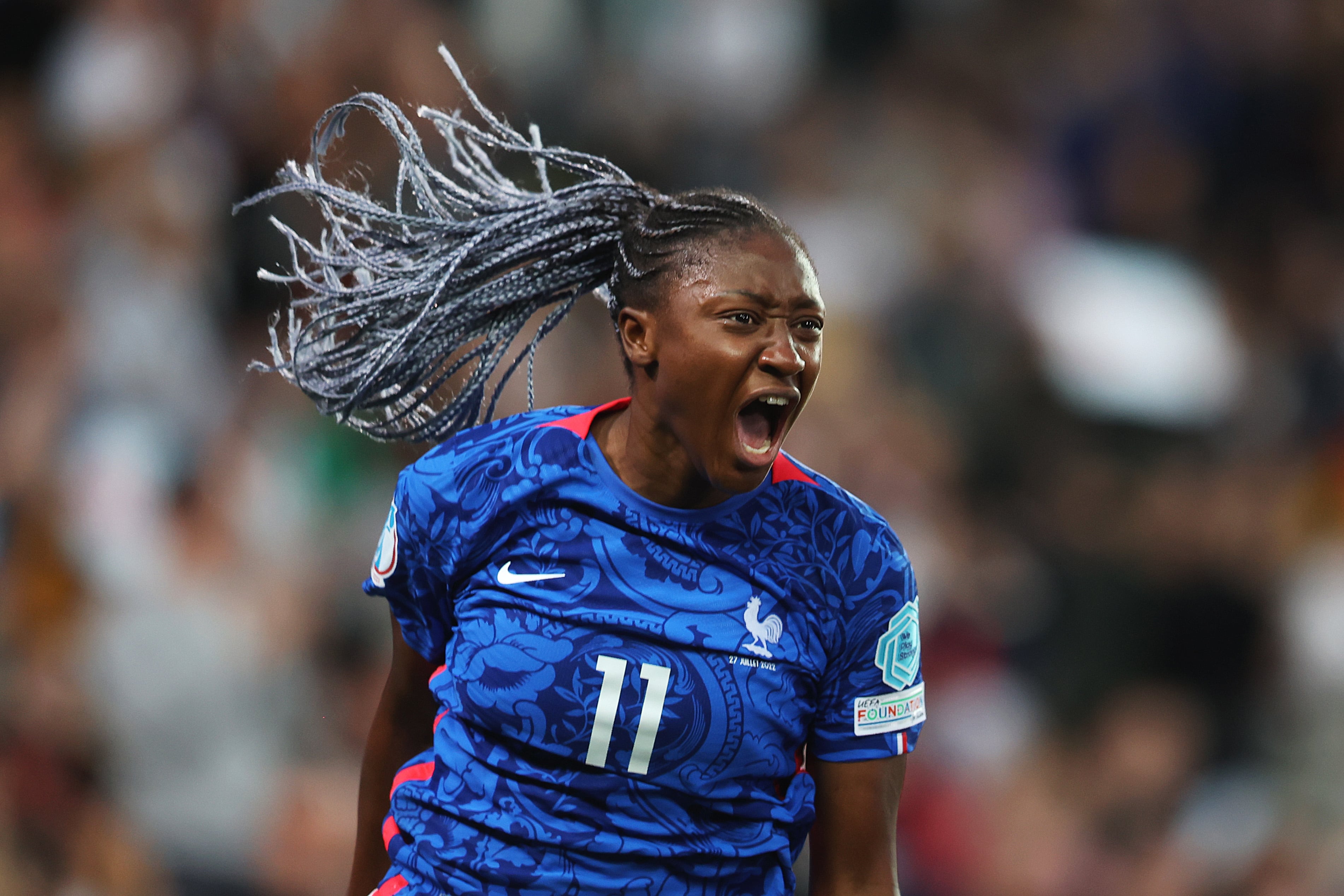 Kadidiatou Diani de Francia celebra después de anotar el primer gol de su equipo, luego acreditado como gol en propia puerta por la portera alemana Merle Frohms, durante el partido de semifinales de la Eurocopa Femenina de la UEFA 2022 entre Alemania y Francia en el Estadio MK en julio. 27 de octubre de 2022 en Milton Keynes, Inglaterra. (Foto de Catherine Ivill - UEFA/UEFA vía Getty Images)