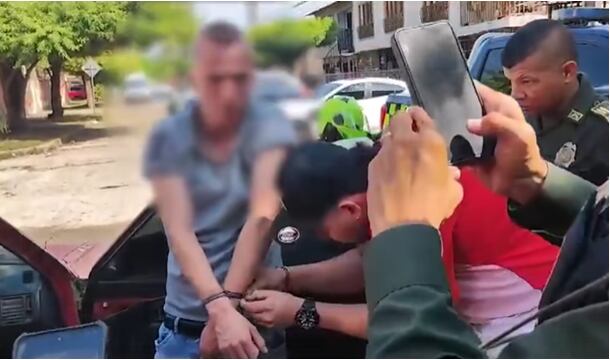 Este hombre iba metido en el baúl del carro.