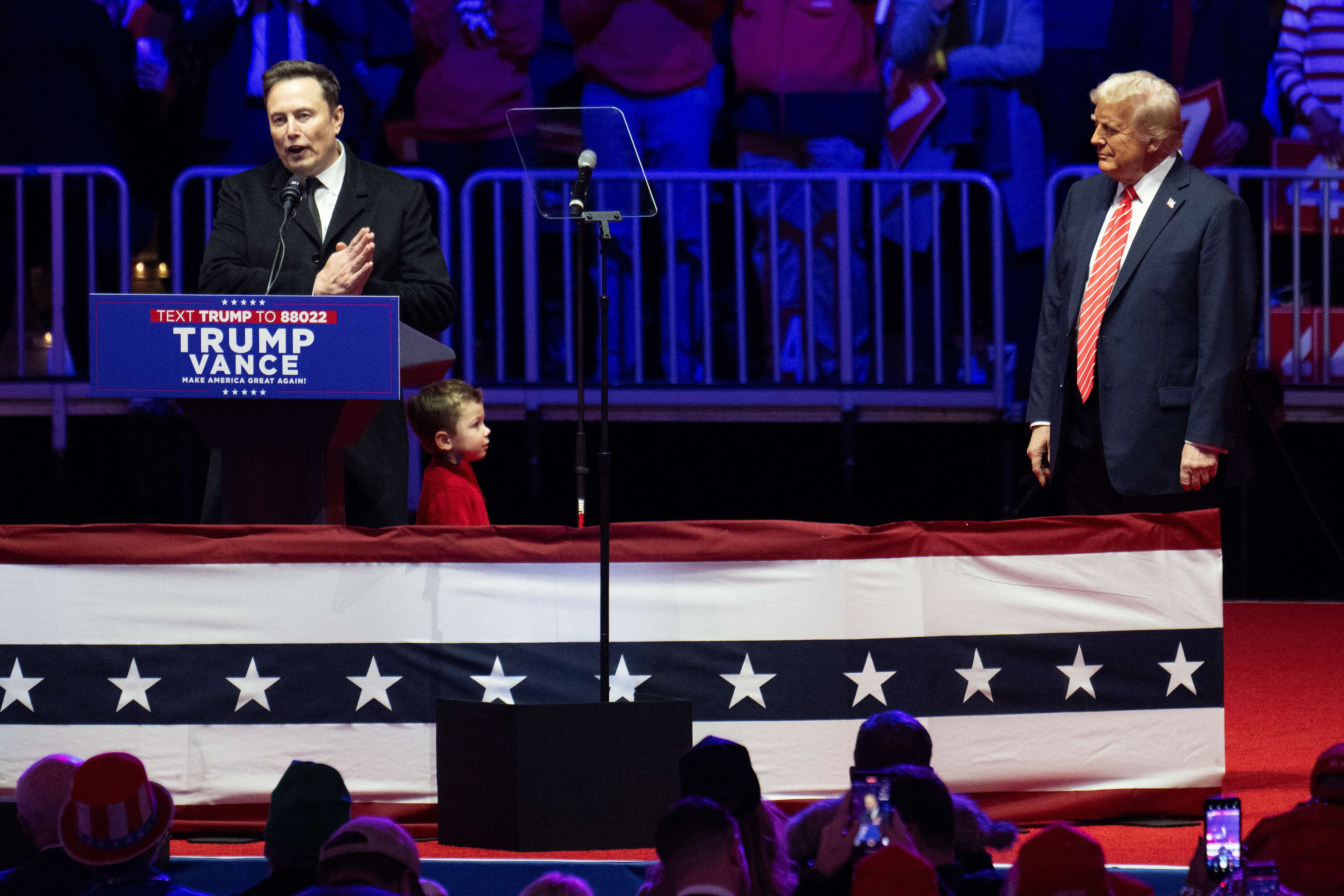 Elon Musk promete hacer “fuerte” a Estados Unidos durante “siglos”, en un mitín de Trump