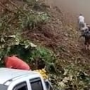 Los habitantes de la zona aseguran que desde la semana pasada la carretera que comunica con el municipio de Cartago se encuentra obstruida en varios puntos por los derrumbes.