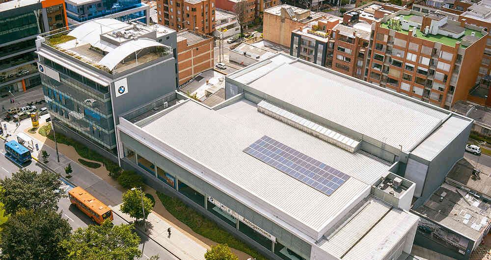 Autogermana tiene un sistema de 80 paneles que generan 27 megavatios hora y cubre el 8 por ciento del consumo total de esa instalación.