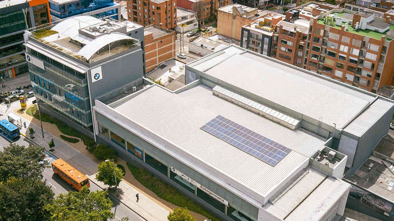 Autogermana tiene un sistema de 80 paneles que generan 27 megavatios hora y cubre el 8 por ciento del consumo total de esa instalación.