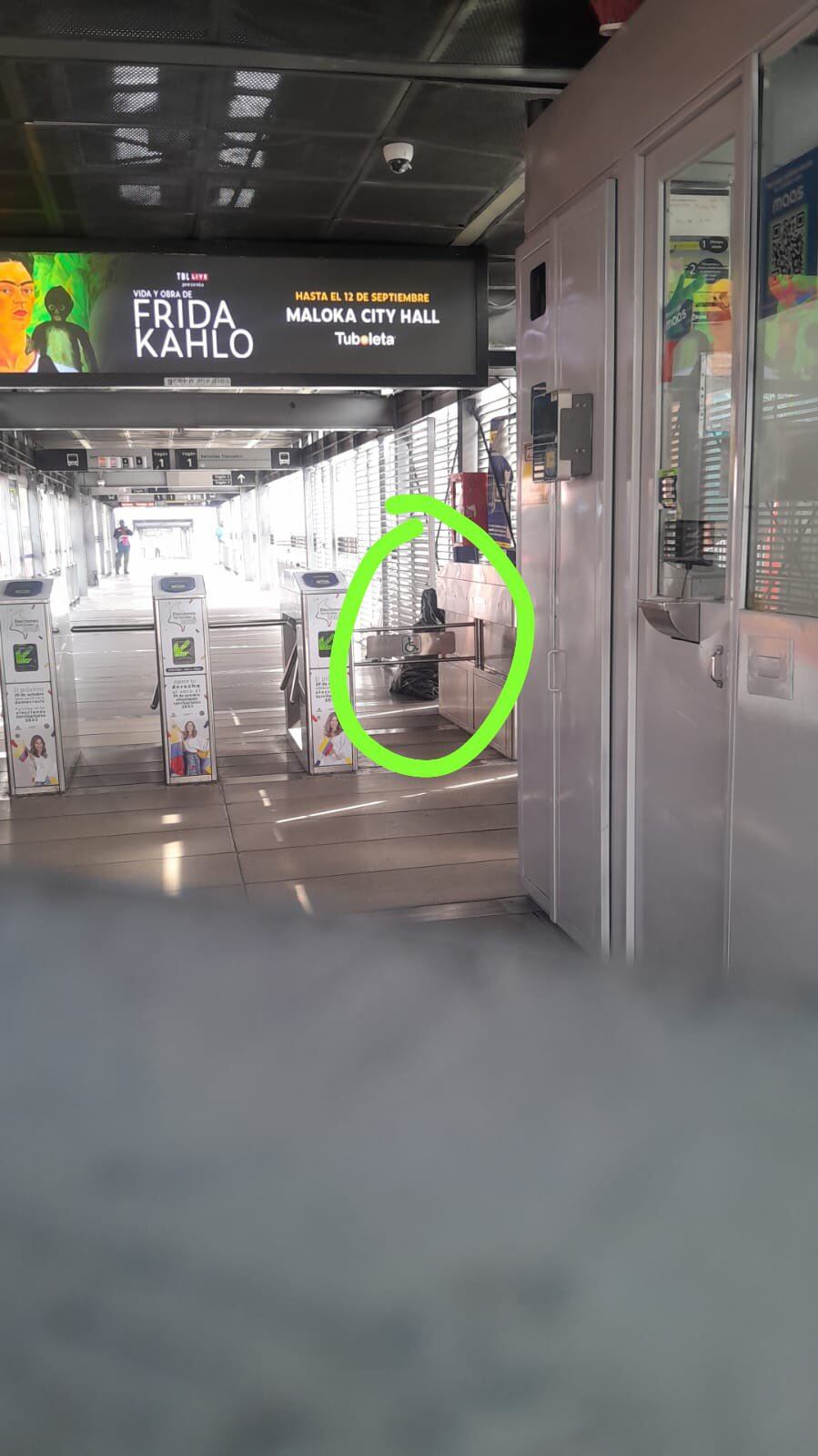 Autoridades cerraron la estación de la Calle 72 por la sospecha explosiva de una maleta abandonada.