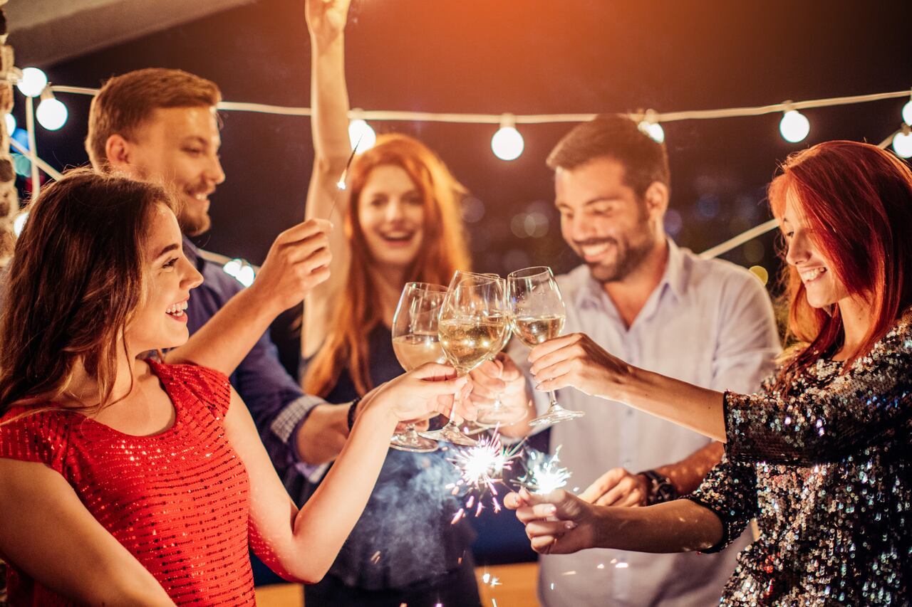 Las personas suelen realizar un brindis poco antes de Año Nuevo.