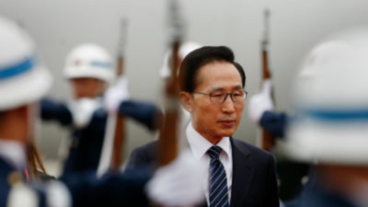El presidente de Corea del Sur, Lee Myung-bak, llega a Bogotá.