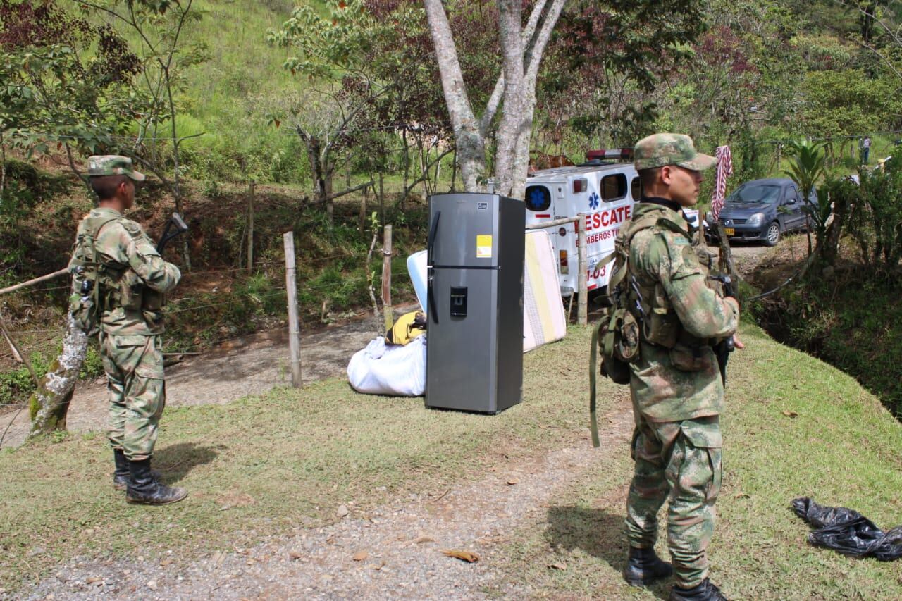 Las personas piden ayuda para sacar a sus familiares de la zona