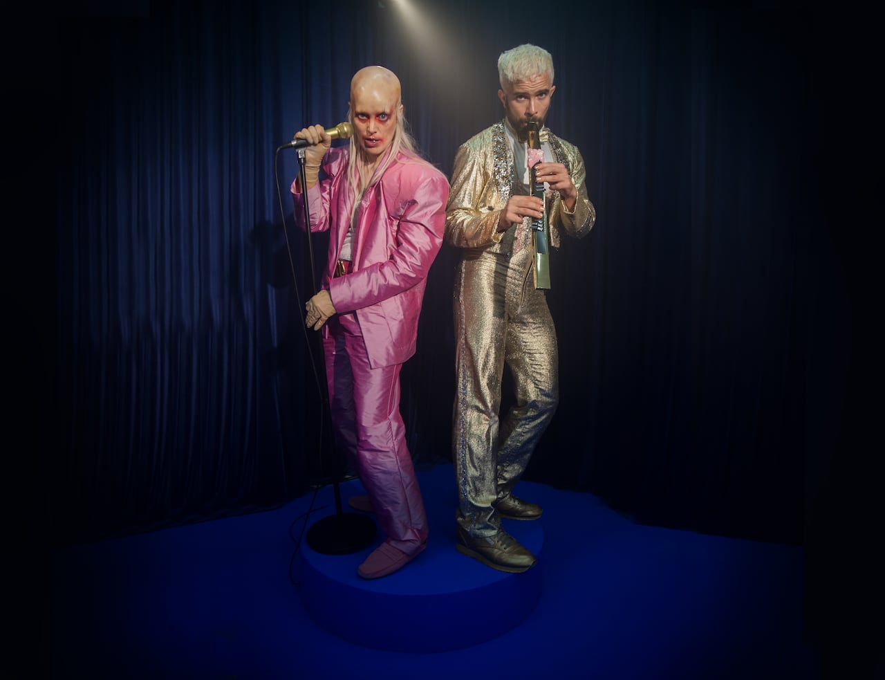 Una propuesta siempre retadora, Fever Ray redefine el oficinista en estas imágenes de su Radical Romantics.